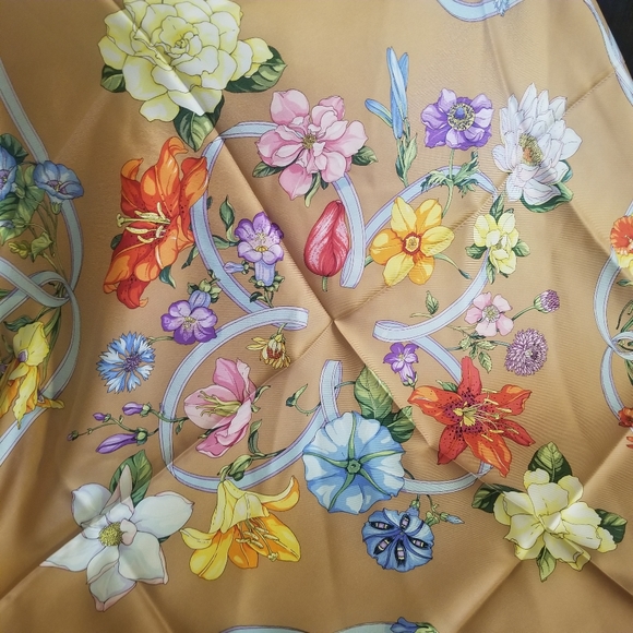 NWT Authentic Gucci floral scarf - Picture 6 of 9
